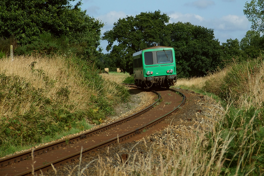 Vu entre Plancoët et Dinan, voila l' X 2143 dans une belle courbe le 21.07.2008.jpg